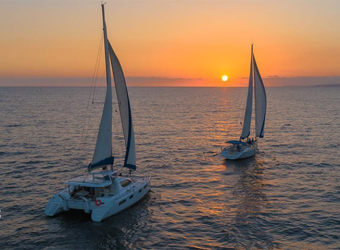 Velero de Lujo al Atardecer