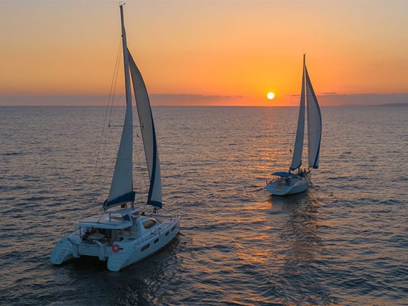 Velero de Lujo al Atardecer