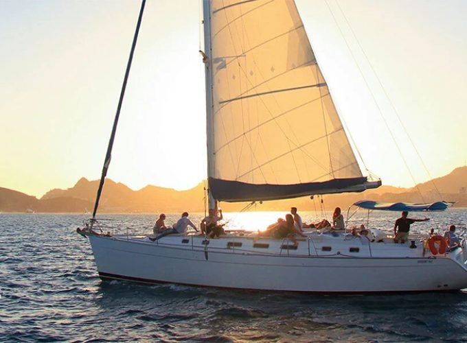 Velero de Lujo al Atardecer en Privado Hasta 16 Pax