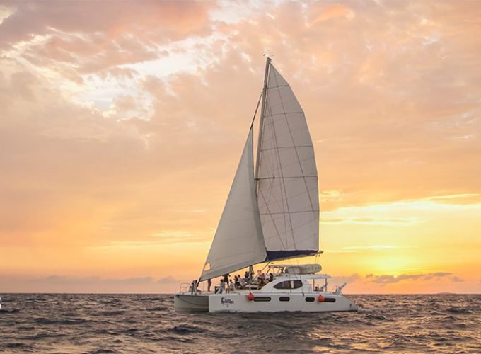 Velero de Lujo al Atardecer en Cancún