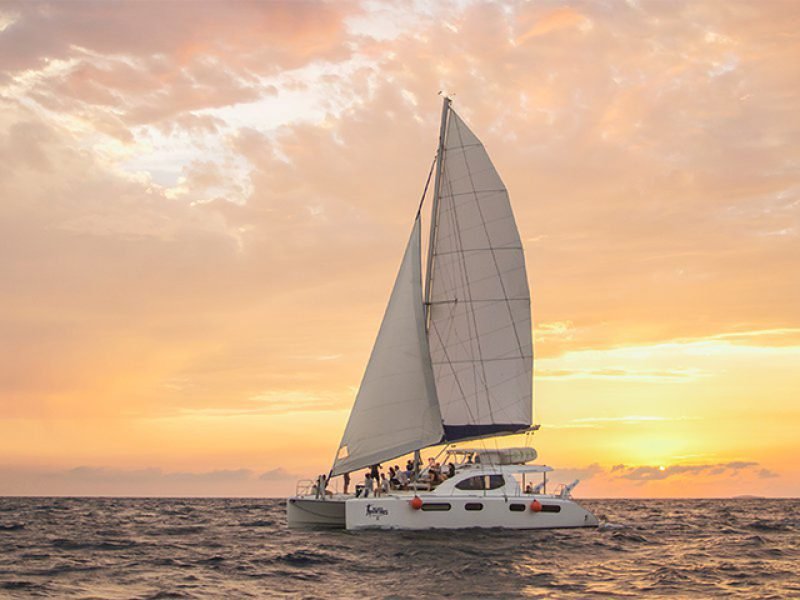 Velero de Lujo al Atardecer en Cancún