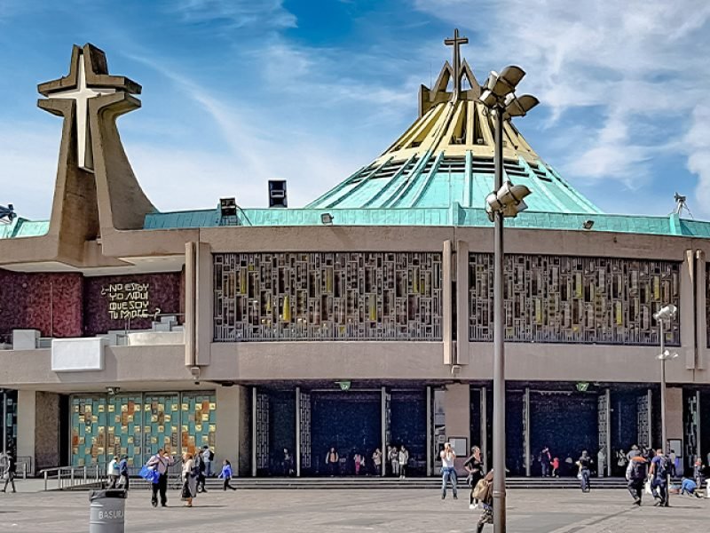 Basílica y Pirámides de Teotihuacan sin Comida