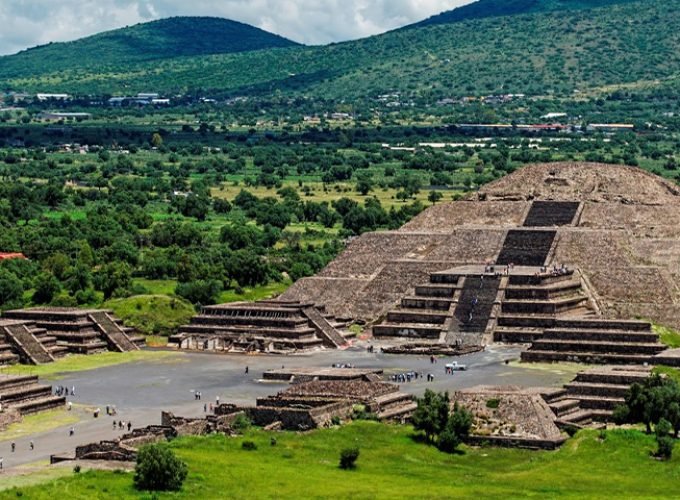 Basílica y Pirámides de Teotihuacan con comida