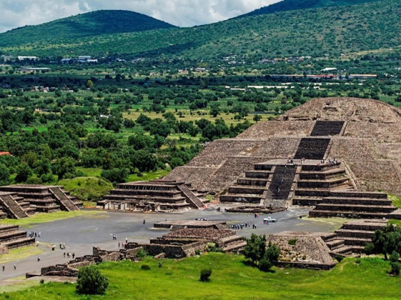 Basílica y Pirámides de Teotihuacan con comida