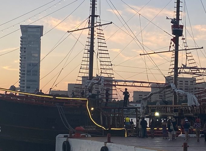 Barco Pirata de Noche Premium