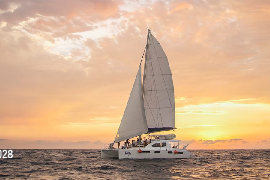 Velero de Lujo al Atardecer en Privado