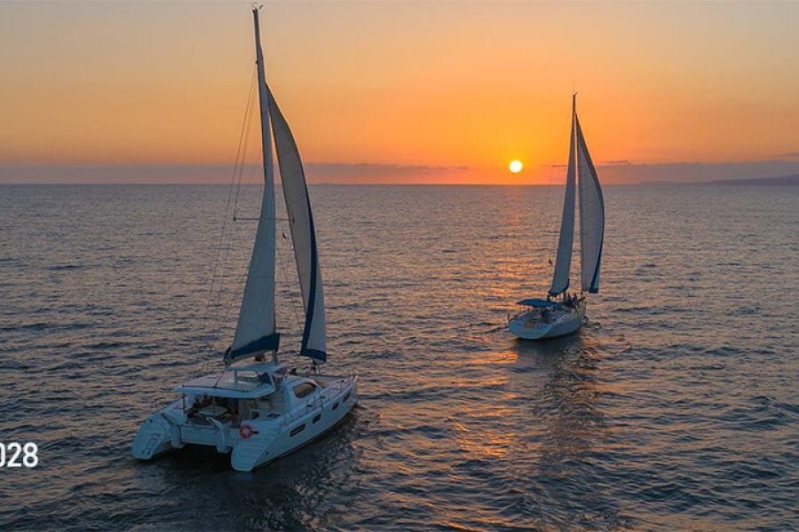 Velero de Lujo al Atardecer