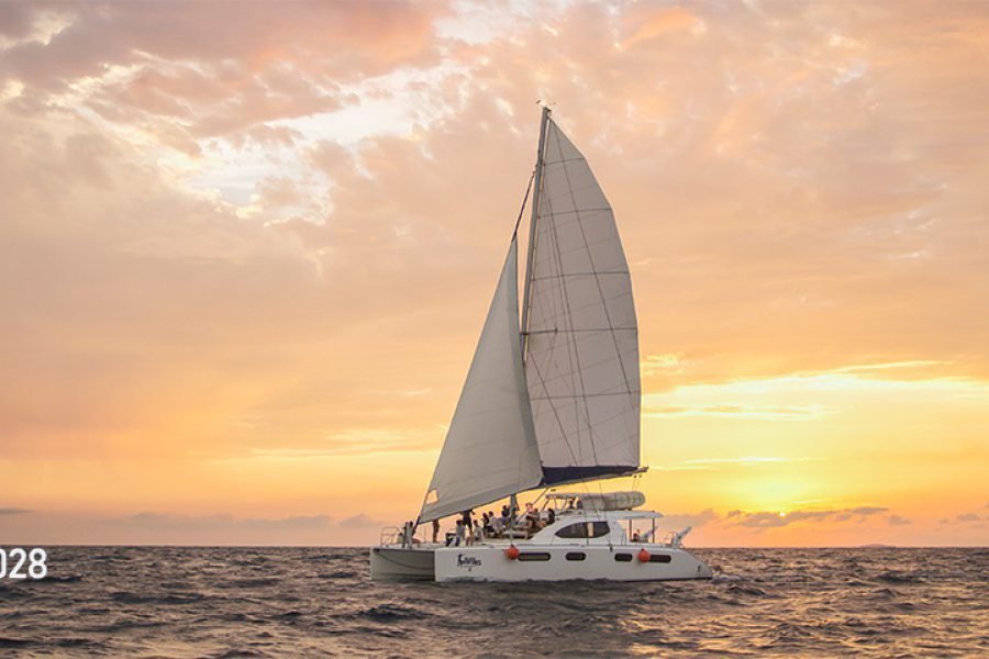 Velero de Lujo al Atardecer en Cancún