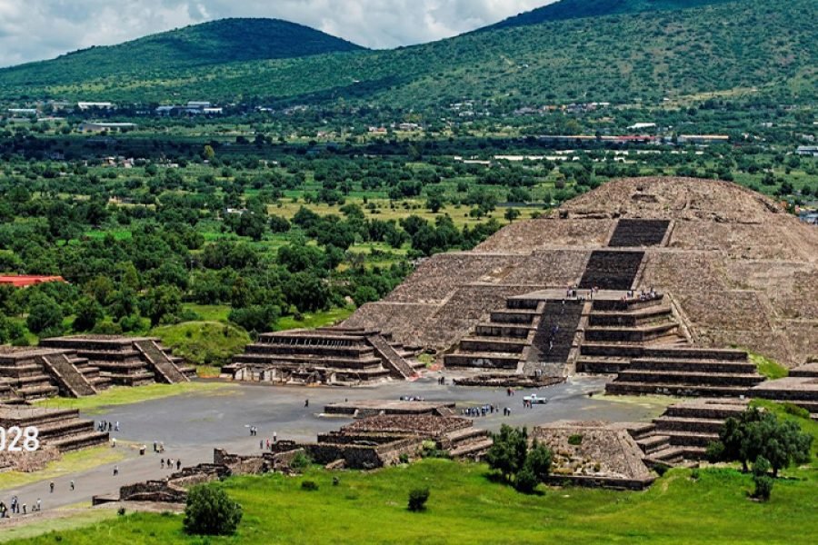 Basílica y Pirámides de Teotihuacan con comida